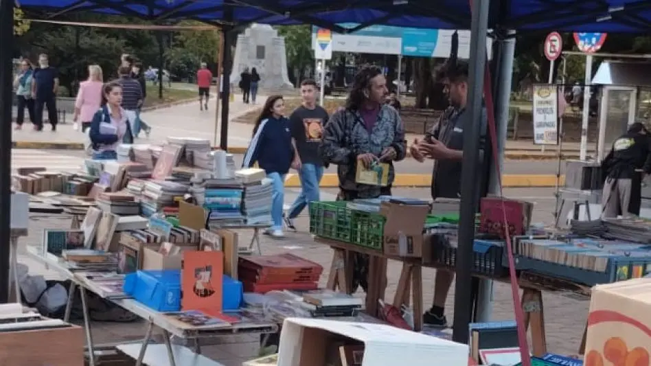 Peatonal San Martín: 'la feria de libros usados frente a la Catedral busca aliviar el bolsillo en el inicio de clases'