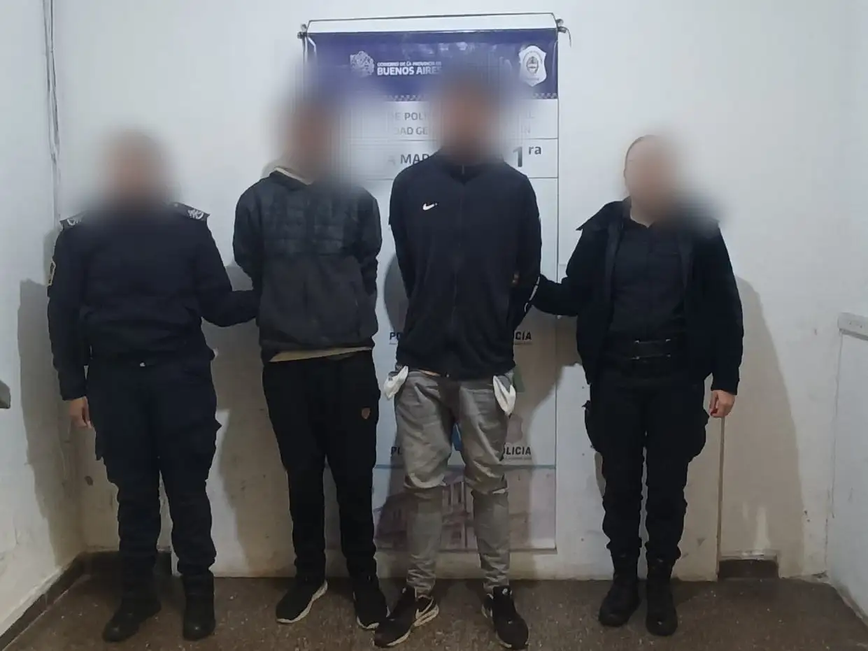 Robo imperfecto: fueron detectados por las cámaras y los detuvieron en Plaza Mitre