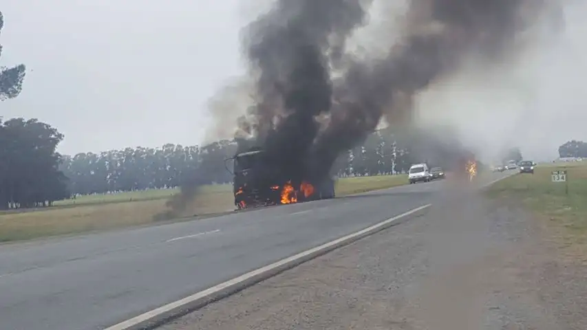 Se incendió un camión lechero frente a la Cooperativa Nuevo Amanecer 