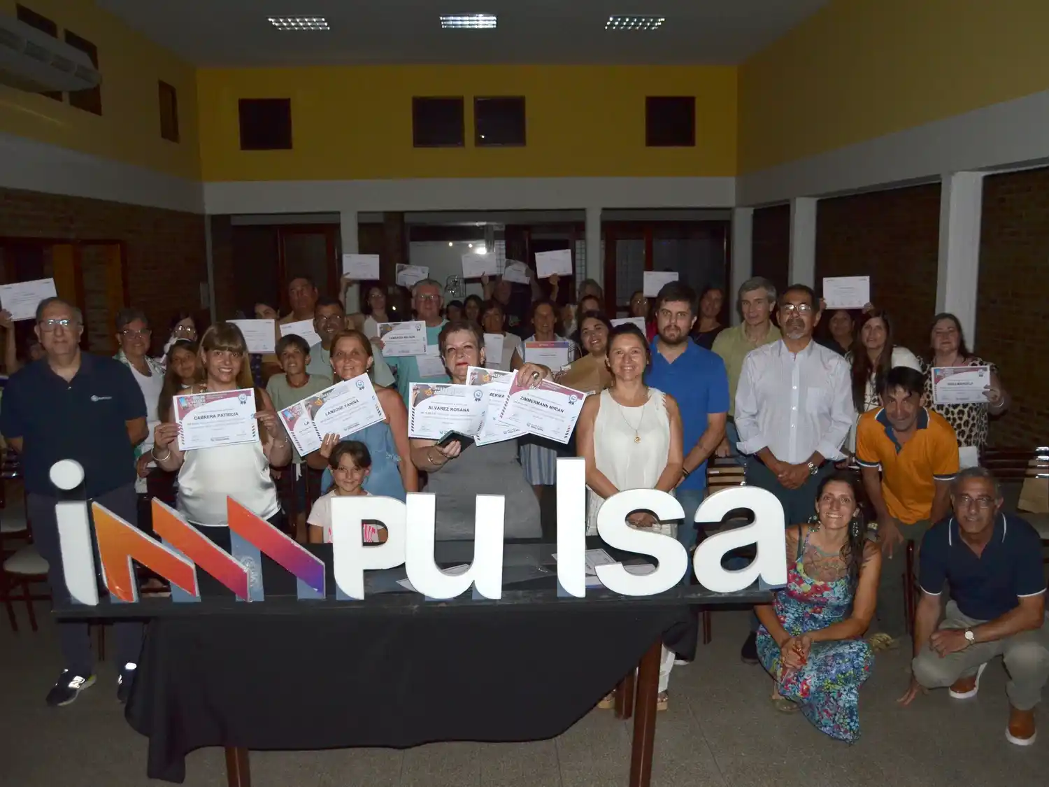 Parte de los alumnos luciendo sus diplomas.