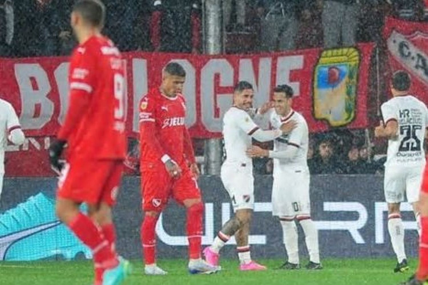 Triunfo de Newell"s bajo la lluvia en Avellaneda