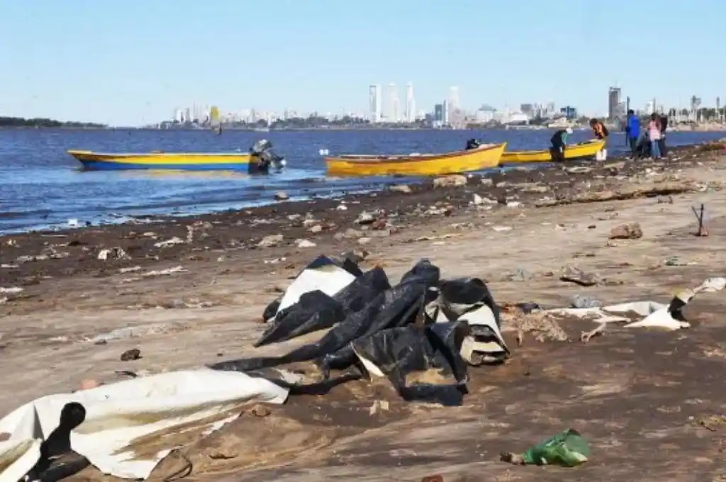 Botellas, plásticos y basura en la costa norte rosarina