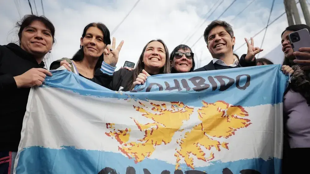 El gobernador Axel Kicillof con una bandera sobre Malvinas.