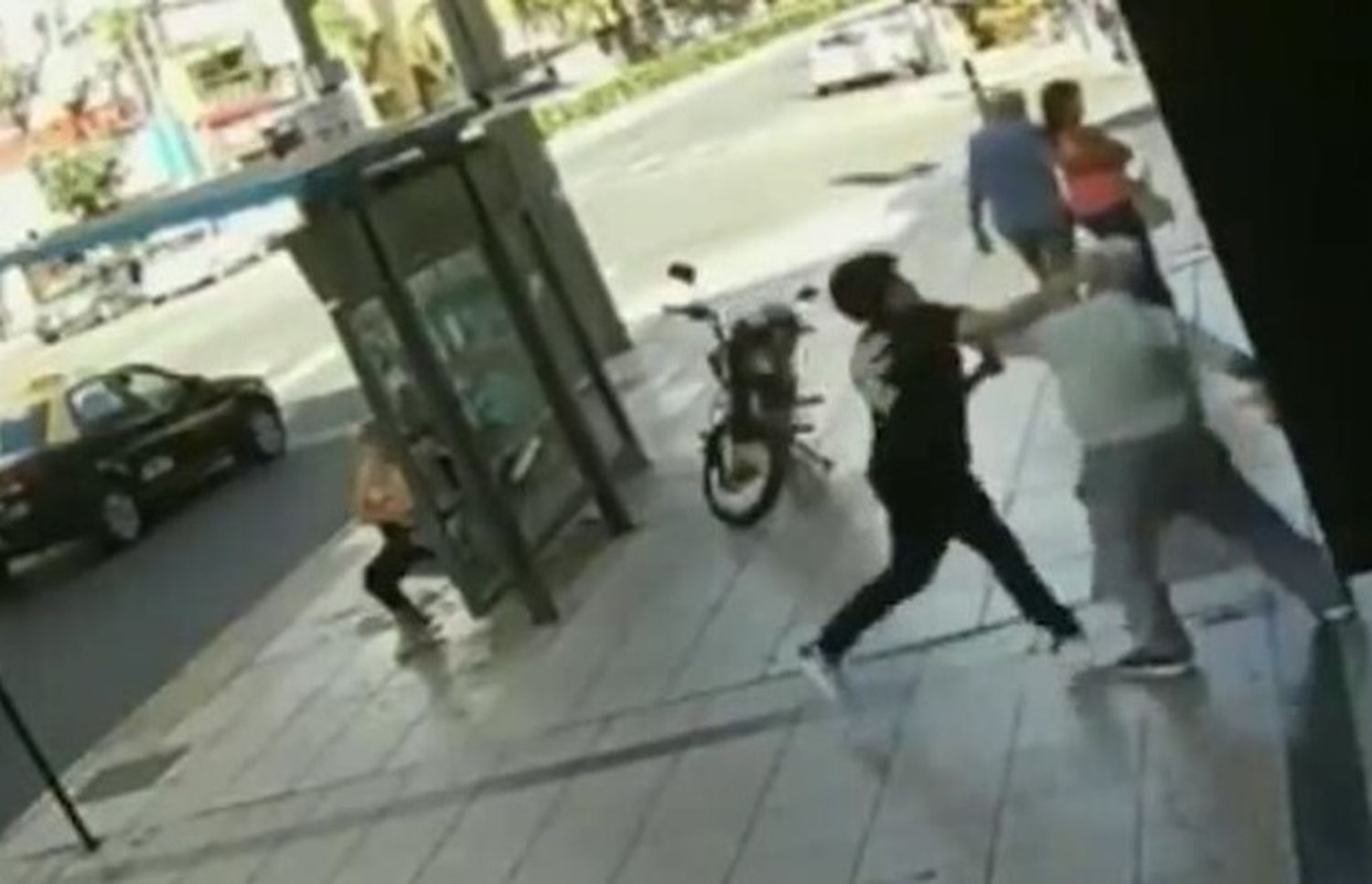 Un joven le pegó a un anciano: se metió un tercero y lo desmayó a golpes