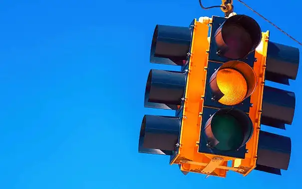 Caos vehicular: Todos los semáforos en amarillo 