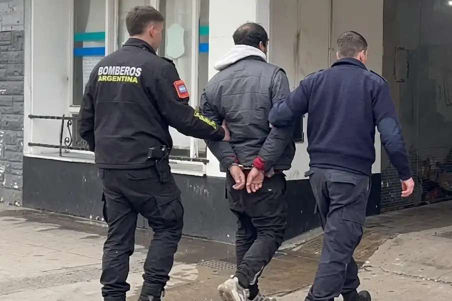 Al ser abordado por los agentes municipales y efectivos policiales en San Martín y Mitre, el individuo adoptó una actitud hostil y agresiva.