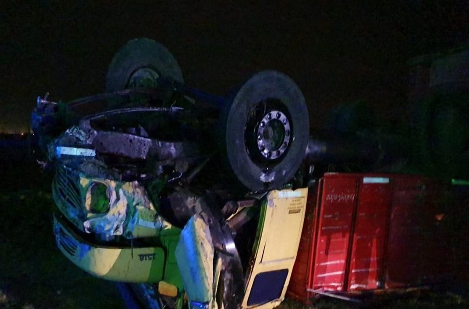 Dos hombres murieron tras un impactante choque entre un auto y un camión