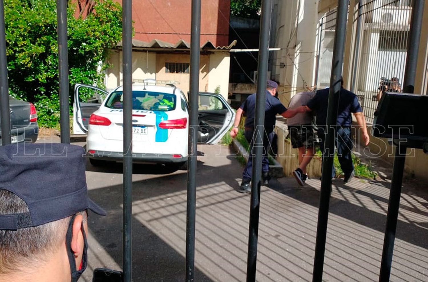 Video: así llegaron a Tribunales el hijo de Pillín Bracamonte y otro de los acusados de atacar ferozmente a un joven en un boliche