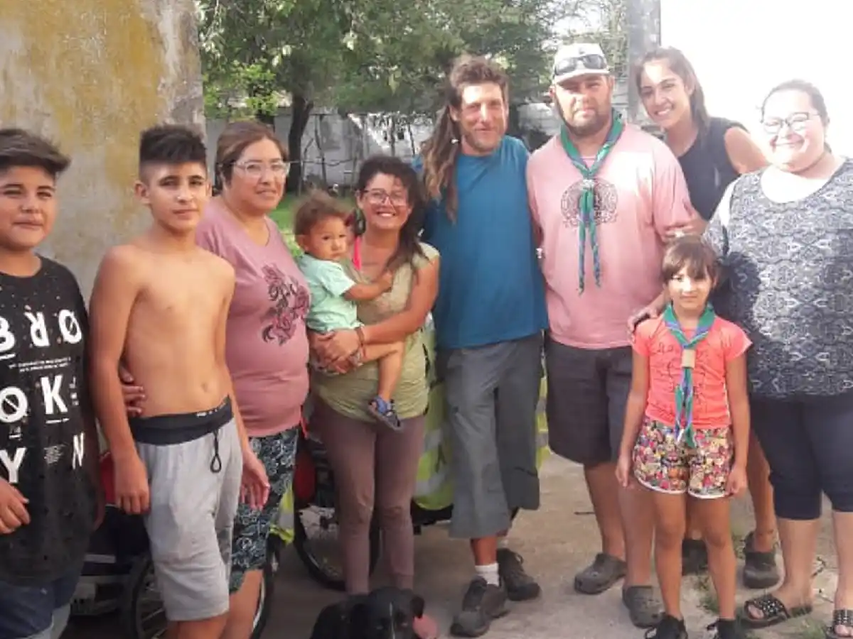 Viajan en bici desde Chile a Uruguay y necesitan una mano