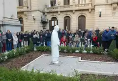 En un emotivo y convocante acto, revelaron la estatua del Padre Raúl en el Paseo de las Personalidades