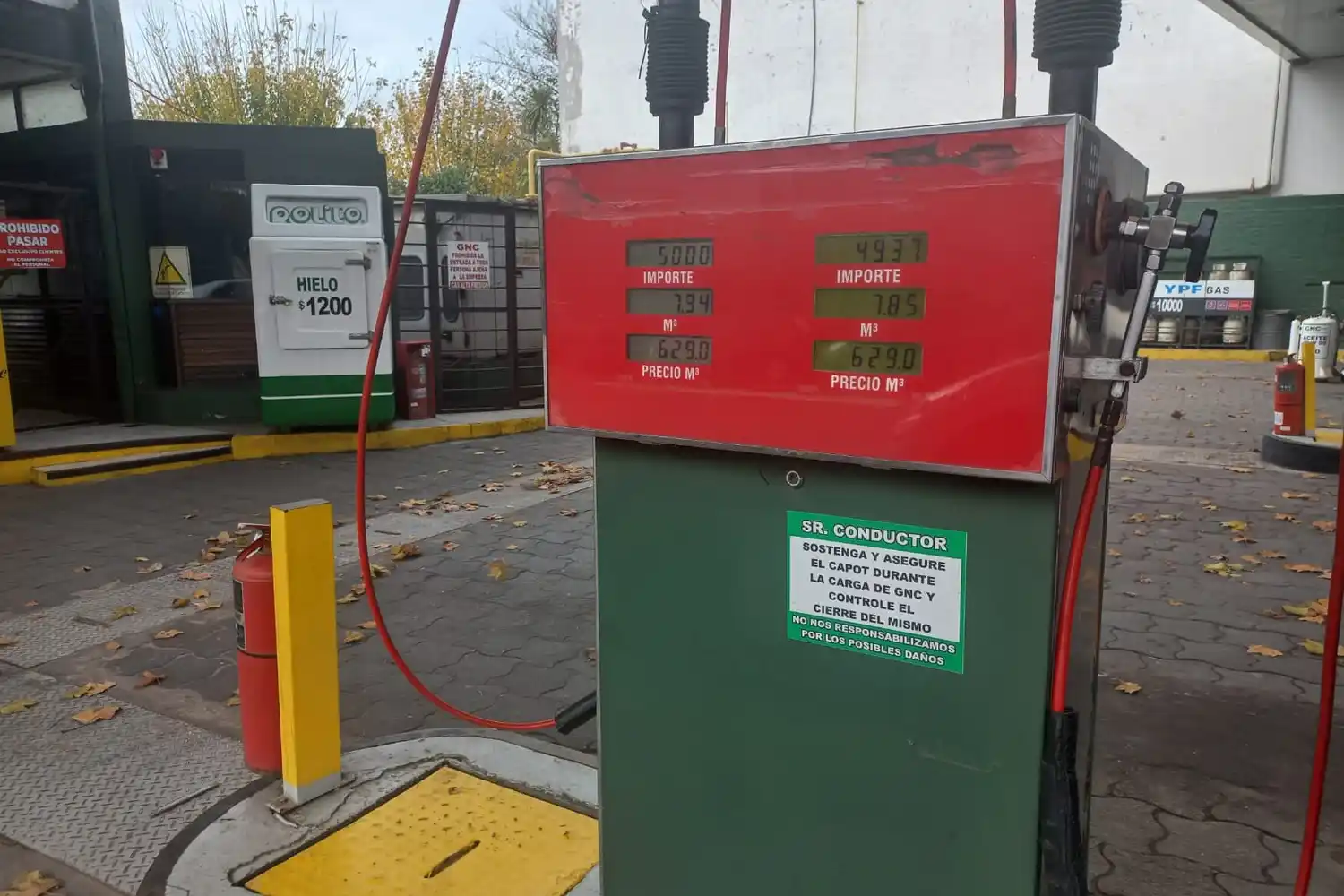 Los conductores recorren la ciudad buscando estaciones de GNC donde ofrezcan el combustible.