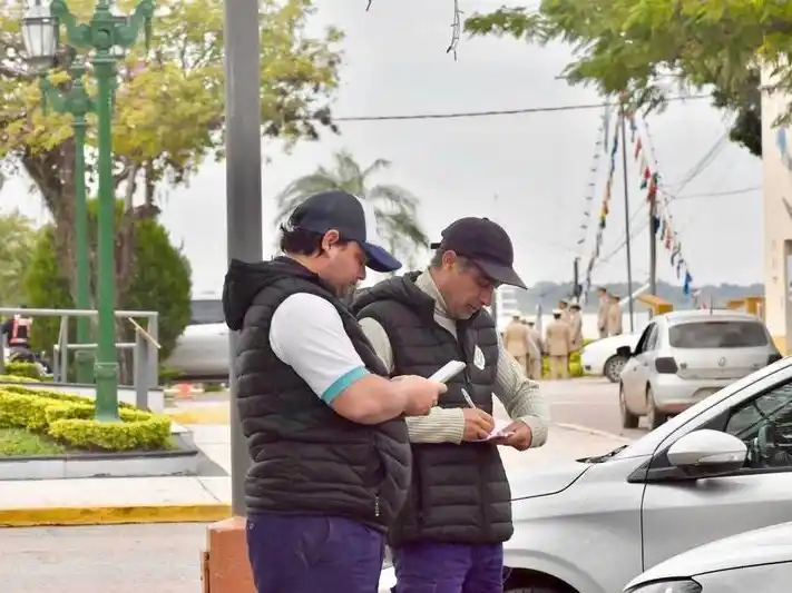 Se reiteran los casos de vehículos que
estacionan en las paradas de colectivos