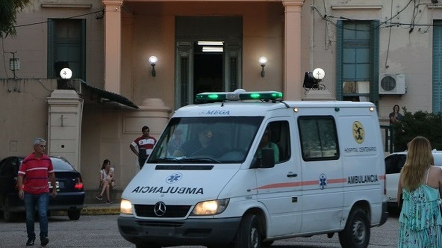 Buscan a motochorro que le arrebató la mochila a un chico que está en el hospital