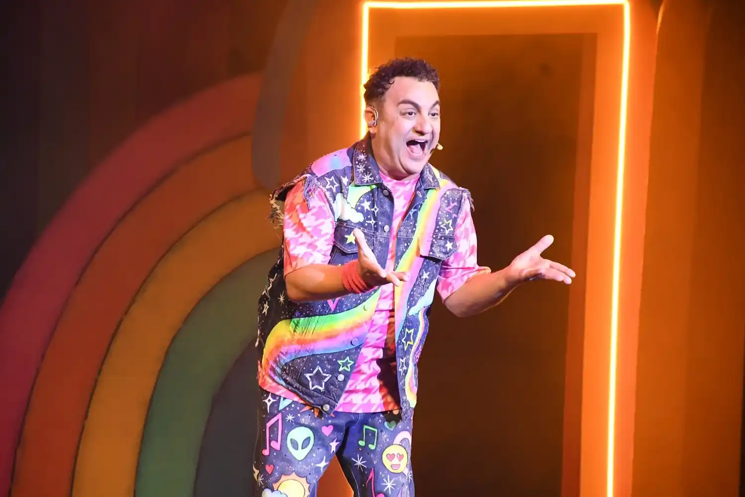 Diego Topa deslumbró con su musical “Un Mundo de Colores” en el Teatro Brazzola