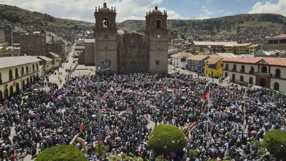 VAN 17 MUERTOS tras manifestaciones en Perú (+FOTOS)