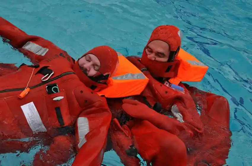 Capacitan a toda la flota costera por el uso de trajes de inmersión