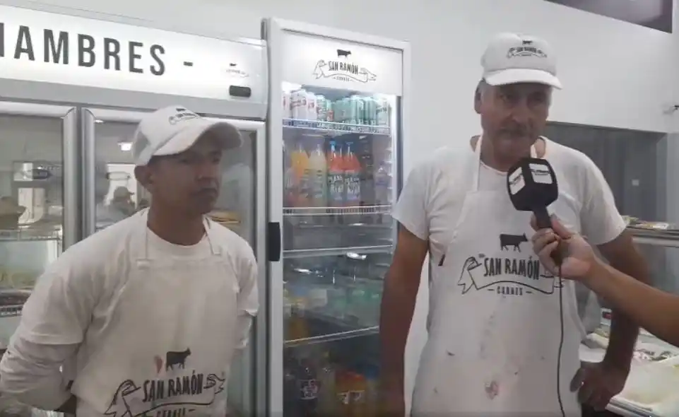 Ernesto Gorosito y Juan Torres, carniceros del comercio local “Carnes San Ramón”