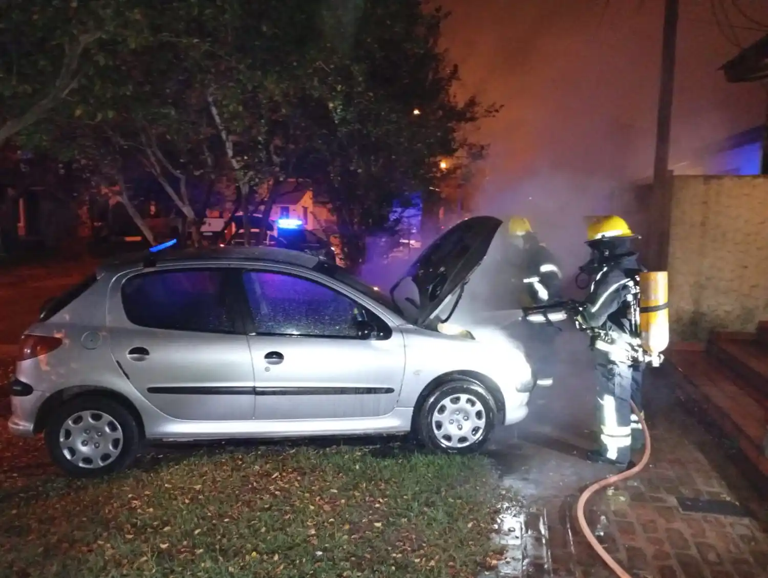 Bomberos en plena tarea.