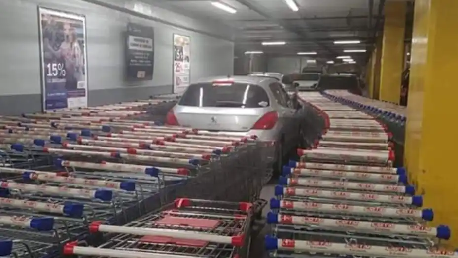 Estacionó donde quiso: así le respondieron los empleados del supermercado