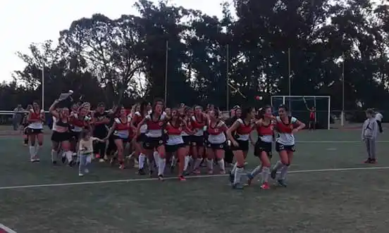 La vuelta olímpica de las chicas de Banco Provincia luego de la consagración. (Foto: Facebook)