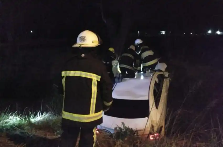 Bomberos de Sierras de Los Padres rescataron a una persona atrapada en un auto por un accidente