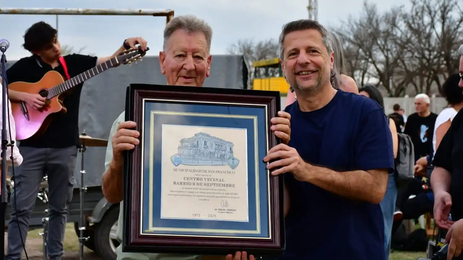 El intendente Damián Bernarte entregó una plaqueta conmemorativa al cumplirse medio siglo de la creación del barrio.