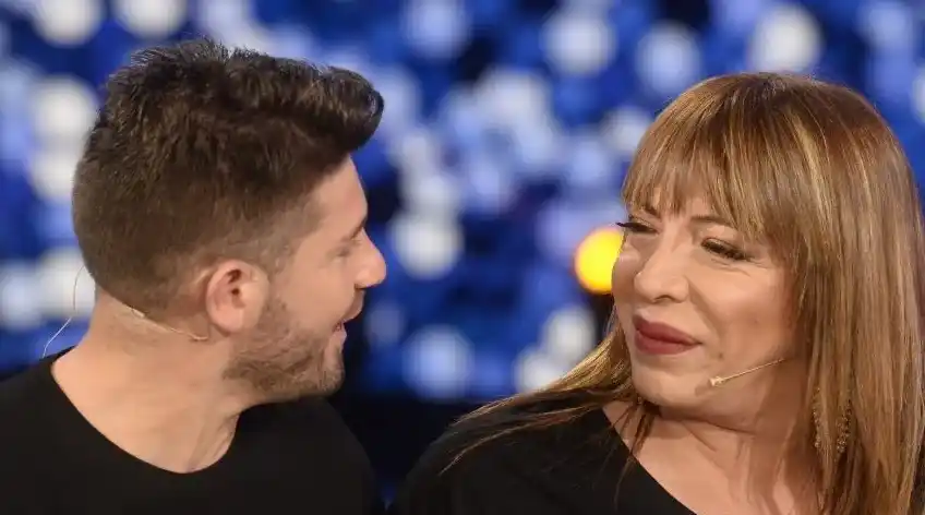 El novio de Lizy Tagliani la sorprendió con un anillo y le pidió matrimonio en vivo