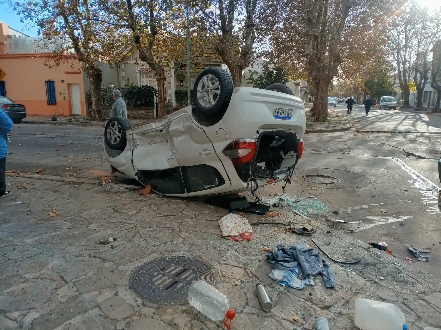 El vuelco fue espectacular, pero afortunadamente no hubo que lamentar heridos.