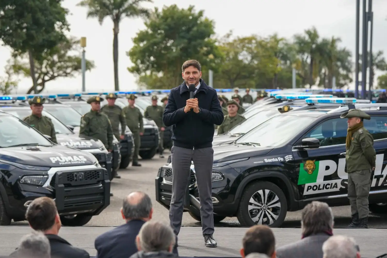 El gobernador hizo entrega de 117 camionetas para la capital provincial.