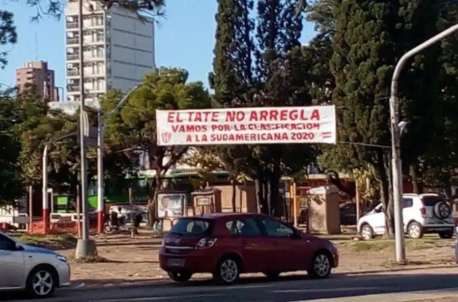Misteriosos pasacalles aparecieron cerca del estadio de Unión