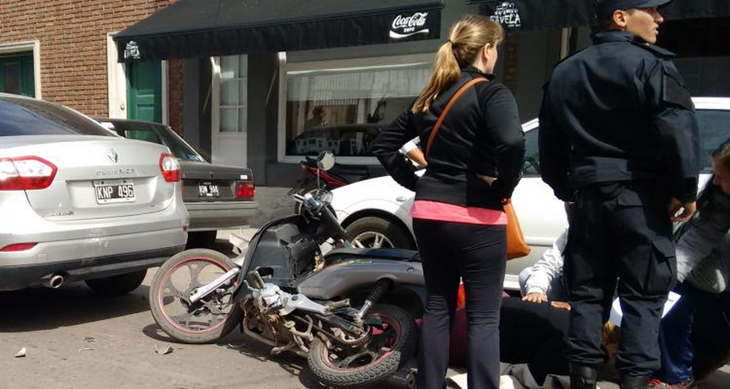 Moto chocó con auto en Pellegrini y San Martín