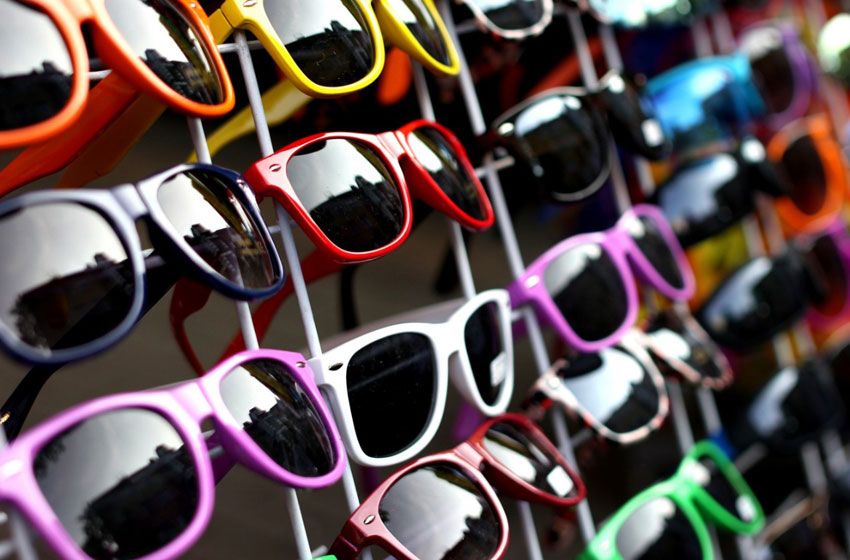 Denuncian que la ciudad "está plagada de venta ilegal de anteojos"