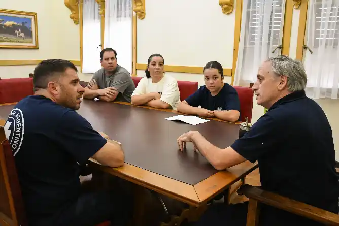 El intendente Javier Gastón recibió a Morena Unkrodt tras su consagración en el Torneo de Miras Abiertas.