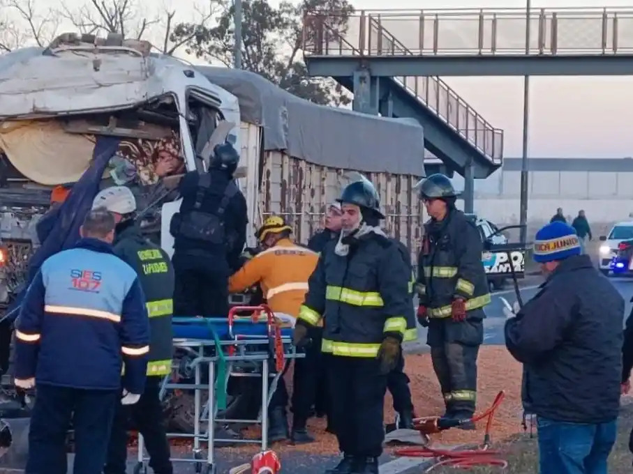 Bomberos y personal de emergencia asistiendo en la escena (Fotos: Gentileza @LT8am830)