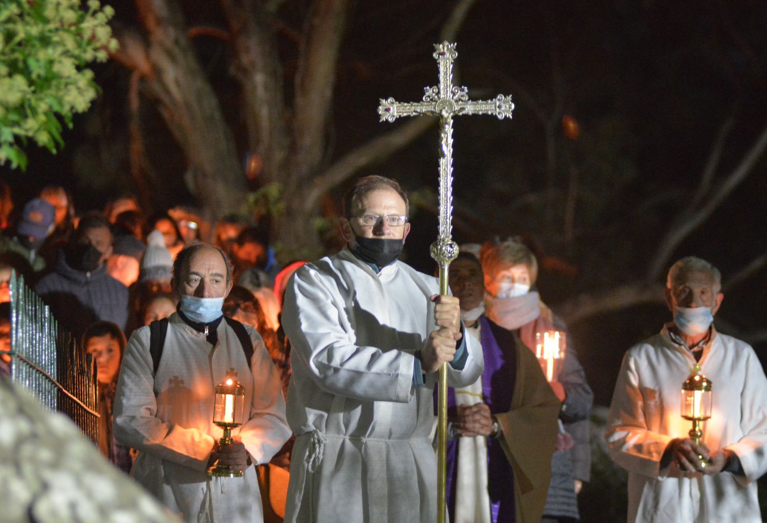 Miles de feligreses participaron del Vía Crucis de la Familia iluminados por sus antorchas