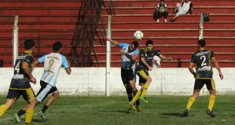 Promoción: Con un cabezazo agónico de Brian Montenegro, Central Córdoba volvió a Primera A