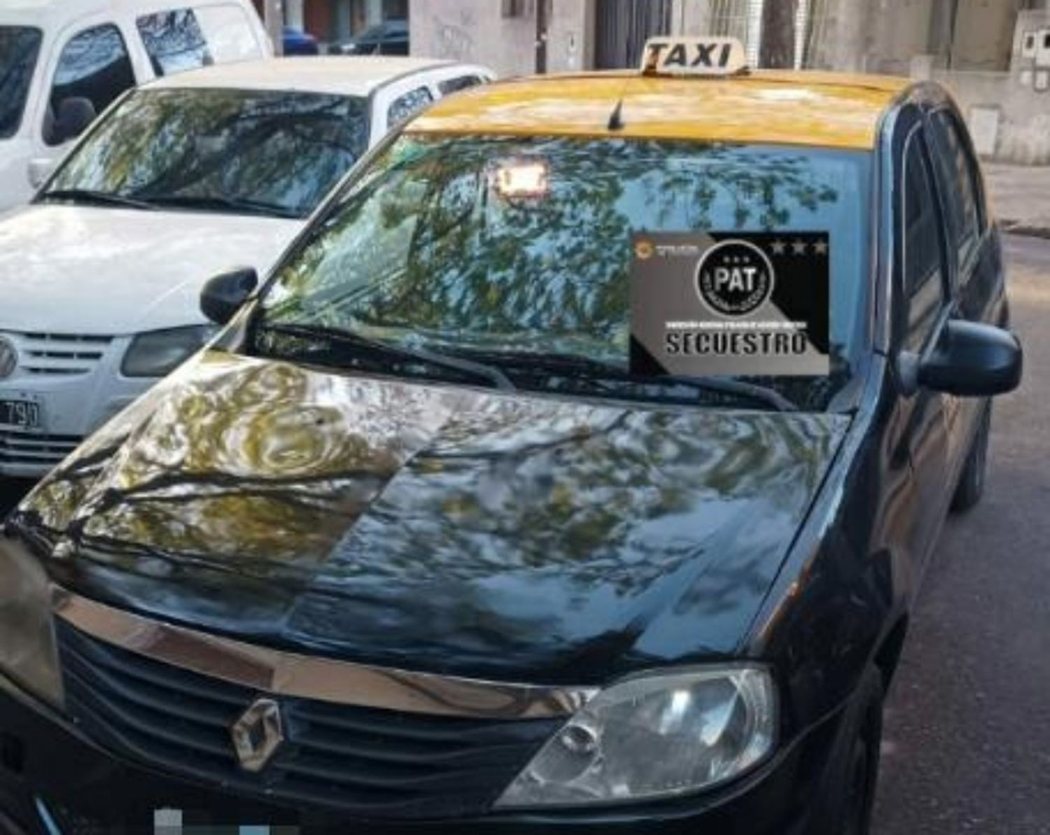 La policía secuestró un taxi con droga en su interior