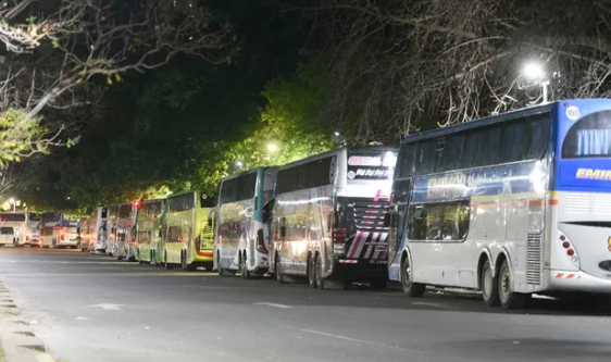 Acto de cierre de campaña en Rosario: Denuncian que Javier Milei movilizó gente en cientos de micros de otras provincias
