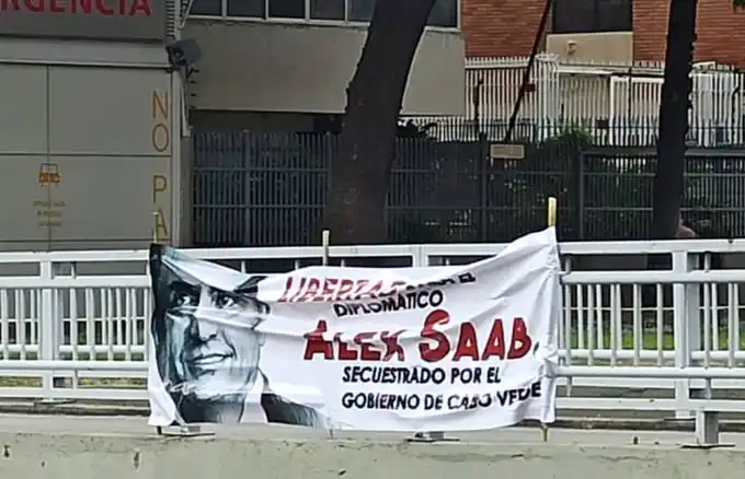 COLMO DEL CHAVISMO: pegan afiche en Caracas para exigir libertad de Alex Saab