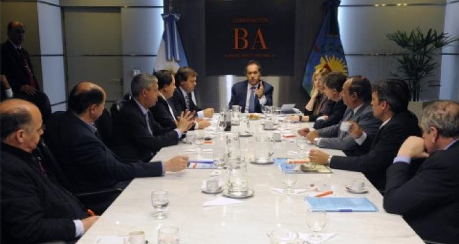 Scioli recibió a Intendentes a los que les pidió “conservar el espíritu vecinalista”