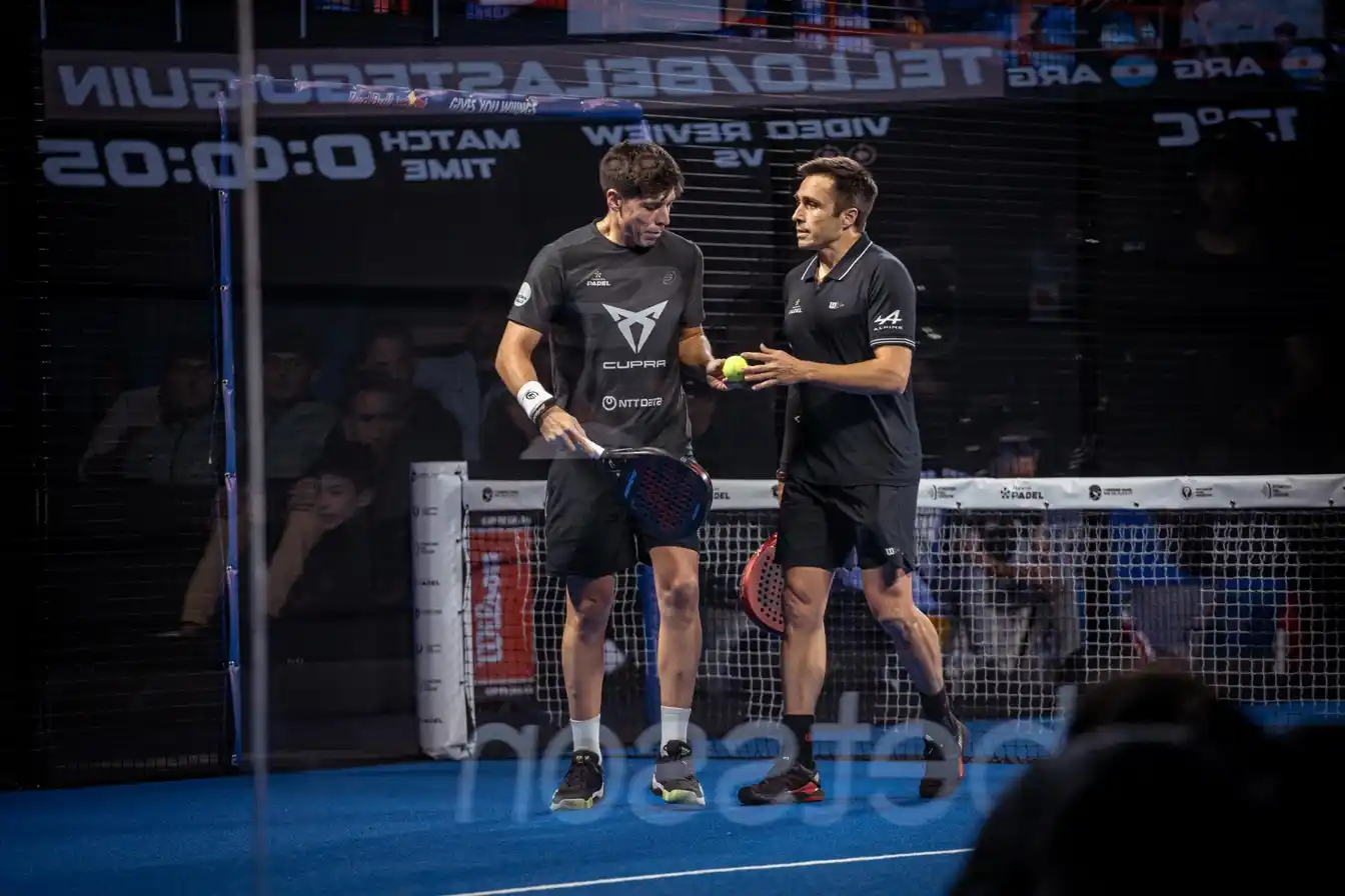 Juan Tello y Fernando Belasteguin en pleno partido.