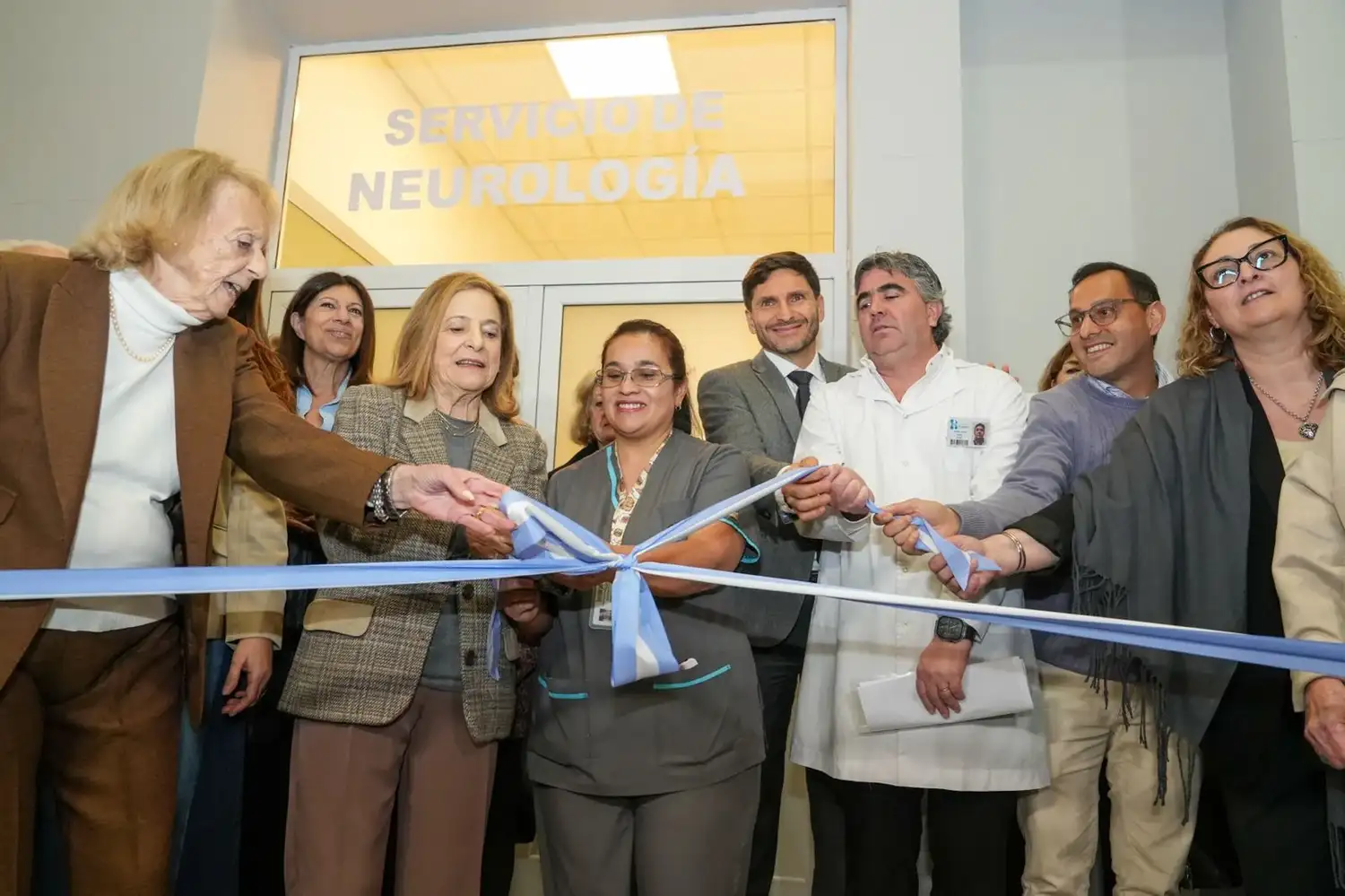 Pullaro inauguró la nueva Sala de Neurología del Hospital Cullen: “Estamos orgullosos de nuestros equipos de salud” - 1