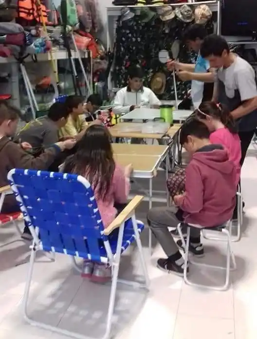 Escuela de pesca para niños con clases gratuitas para formar futuros pescadores, con conciencia medioambiental