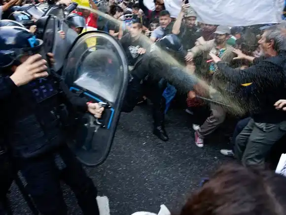 Ya hubo detenidos en una nueva marcha de jubilados en los alrededores del Congreso