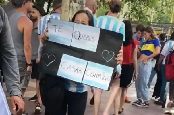 Boda, procesión de rodillas o desnudos: Las más insólitas y tiernas promesas mundialistas