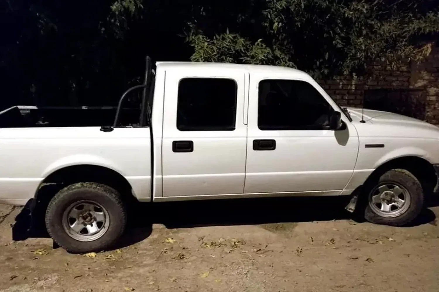 Abandonada en zona rural, con la llave puesta y una rueda pinchada: encontraron una camioneta robada