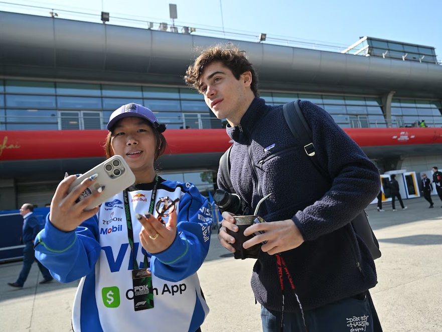 Colapinto en el circuito chino junto a una fanático local. Foto: Redes