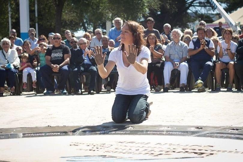Nora Vega poniendo sus manos para el recuerdo de la gesta panamericana