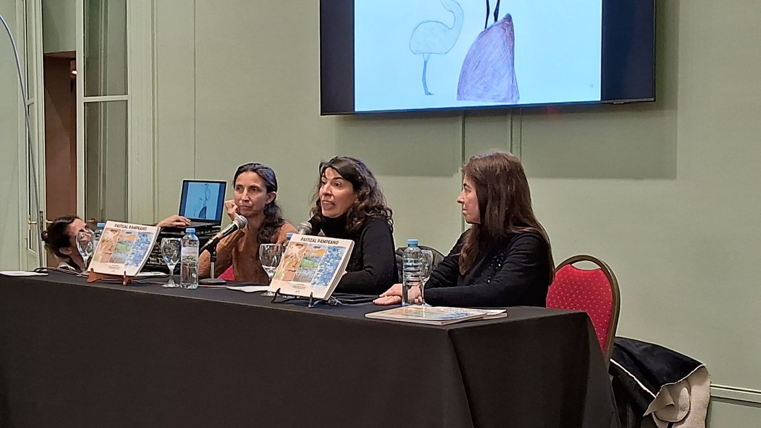 Las maestras Julia Romero y Soledad de la Sierra, junto a la directora de Primaria Cristina Anderson, en la presentación de Pastizal pampeano.