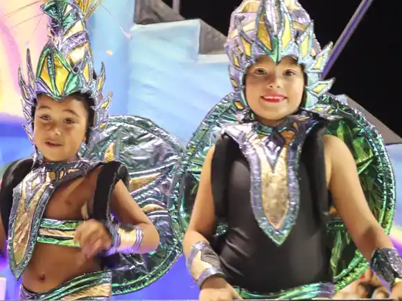 Pequeños carnavaleros en los carros de comparsas en el Atanasio Bonfiglio